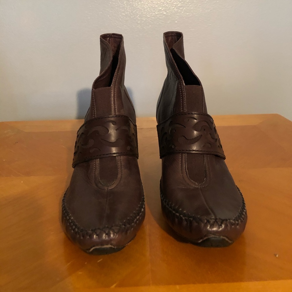 Indigo brown leather ankle boot.